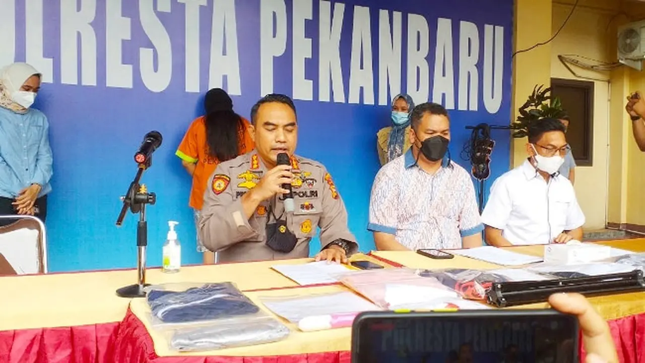 Konferensi pers oleh Polresta Pekanbaru terkait pornoaksi oleh asisten rumah tangga dengan live bugil di sebuah aplikasi.