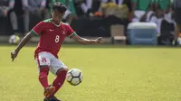 Gelandang Timnas Indonesia U-23, Muhammad Hargianto, mengirim umpan saat uji coba melawan Timnas Indonesia U-19 di Lapangan ABC Senayan, Jakarta, Sabtu (24/2/2018). Timnas U-23 menang 5-0 atas Timnas U-19. (Bola.com/Vitalis Yogi Trisna)