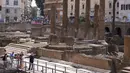 Empat kuil dari zaman Romawi kuno, yang berasal dari abad ke-3 SM, berdiri tepat di tengah-tengah salah satu persimpangan jalan tersibuk di kota modern. (AP Photo/Domenico Stinellis)