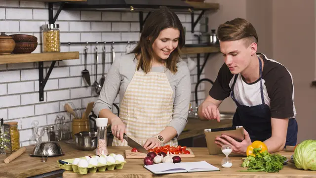 5 Zodiak yang Jadi Pasangan Idaman karena Pintar Memasak - 5