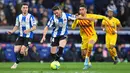 Bek Espanyol Sergi Gomez (kiri) berebut bola dengan pemain depan Barcelona Ferran Torres pada jornada ke-24 Liga Spanyol 2021/22 di RCDE Stadium, Senin dini hari WIB (14/2/2022). Espanyol dan Barcelona bermain imbang 2-2. (Pau BARRENA / AFP)