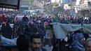 Ribuan warga menunggu untuk dievakuasi dari wilayah yang dikuasai pemberontak di Aleppo, Suriah, Kamis (15/12). Evakuasi tersebut dilakukan di wilayah timur kota Aleppo yang menjadi sisa-sisa kantong pejuang oposisi. (REUTERS/Abdalrhman Ismail)