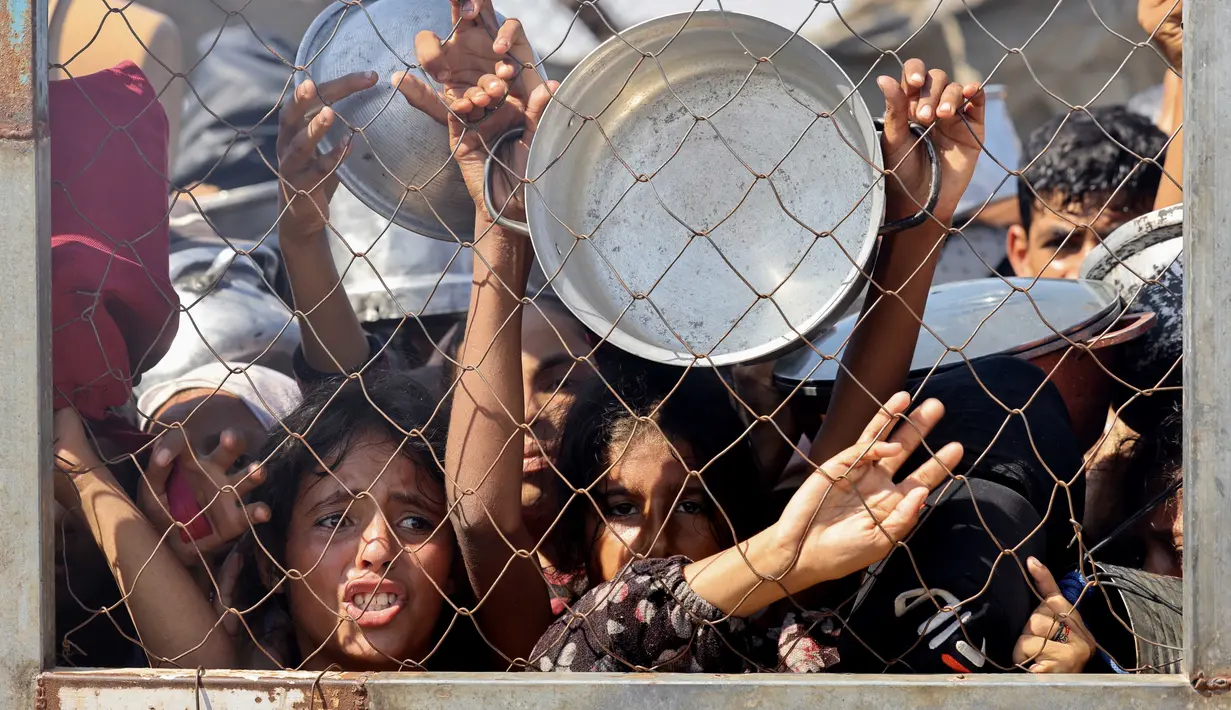 Sejumlah pejabat medis di Gaza memperingatkan akan adanya lonjakan kematian yang mengerikan seiring dengan memburuknya krisis kemanusiaan akibat blokade yang diberlakukan dan eskalasi militer Israel yang terus berlangsung. (Foto oleh AFP)
