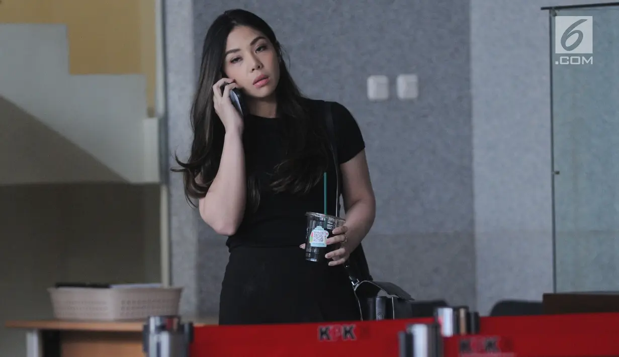 Putri terpidana kasus korupsi e-KTP Setya Novanto, Dwina Michaella bersiap meninggalkan gedung KPK usai pemeriksaan di Jakarta, Rabu (28/8/2019). Dwina dimintai keterangan sebagai saksi untuk tersangka Paulus Tanos dalam kasus pengadaan Kartu Tanda Penduduk Elektronik. (merdeka.com/Dwi Narwoko)