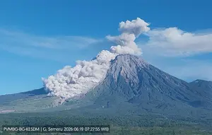 Gunung Semeru di Lumajang Jatim kembali erupsi pada Jumat pagi (19/6/2026), pukul 07.21 WIB. (Liputan6.com/ Dok PVMBG)
