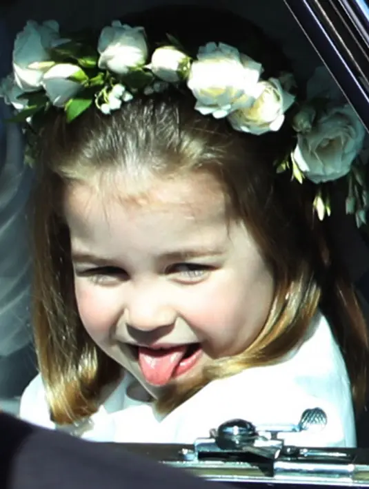 Di hari yang sama, Puteri Charlotte pun menjulurkan lidahnya di hadapan kamera, loh! (Getty Images/Cosmopolitan)