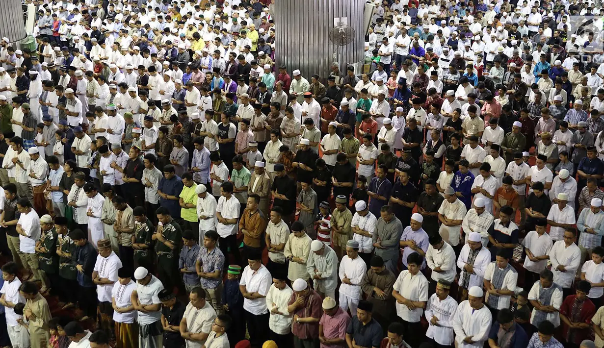 Umat muslim melaksanakan ibadah salat jumat di Masjid Istiqlal, Jakarta, Jumat (15/6). Salat Jumat di Hari Raya Idul Fitri itu diikuti ribuan umat yang memadati ikon mesjid di Ibukota tersebut. (Liputan6.com/Immanuel Antonius)