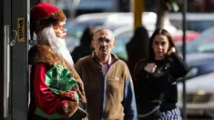 Pemandangan patung Santo Nikolas (Bapa Natal atau Sinterklas) di luar pintu masuk toko mainan di kawasan Burj Hammoud, Beirut, Lebanon, 14 Desember 2021. Semarak jelang Natal yang biasa terjadi di Beirut, tak lagi terasa tahun ini karena krisis keuangan terburuk di Lebanon. (JOSEPH EID/AFP)