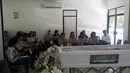 Suasana duka keluarga, kerabat dan sahabat yang turut hadir dalam memberikan penghormatan terakhirnya pada Isam. (dok. Facebook)