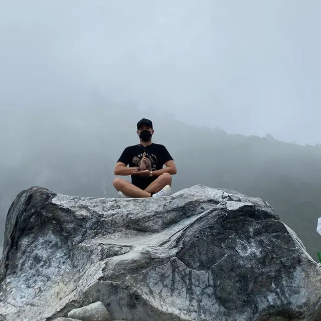 Romantis, Ini 6 Potret Aryani Fitriana dan Donny Michael Liburan di Kawah Putih
