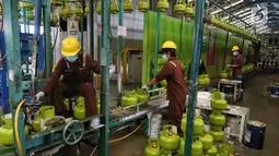 Pekerja mereproduksi tabung gas elpiji 3 kg di Depot LPG Tanjung Priok, Jakarta, Selasa (29/1). Pemerintah dan Badan Anggaran DPR menyepakati kenaikan anggaran subsidi energi di 2019 dari Rp 156,6 triliun menjadi Rp 160 triliun. (Liputan6.com/Johan Tallo)