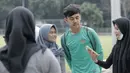 Gelandang Timnas Indonesia, M. Luthfi, foto bersama fans usai latihan di Lapangan ABC Senayan, Jakarta, Kamis (22/2/2018). Latihan ini dilakukan untuk persiapan Piala AFF U-18 2018 dan Piala Asia U-19 2018. (Bola.com/M Iqbal Ichsan)