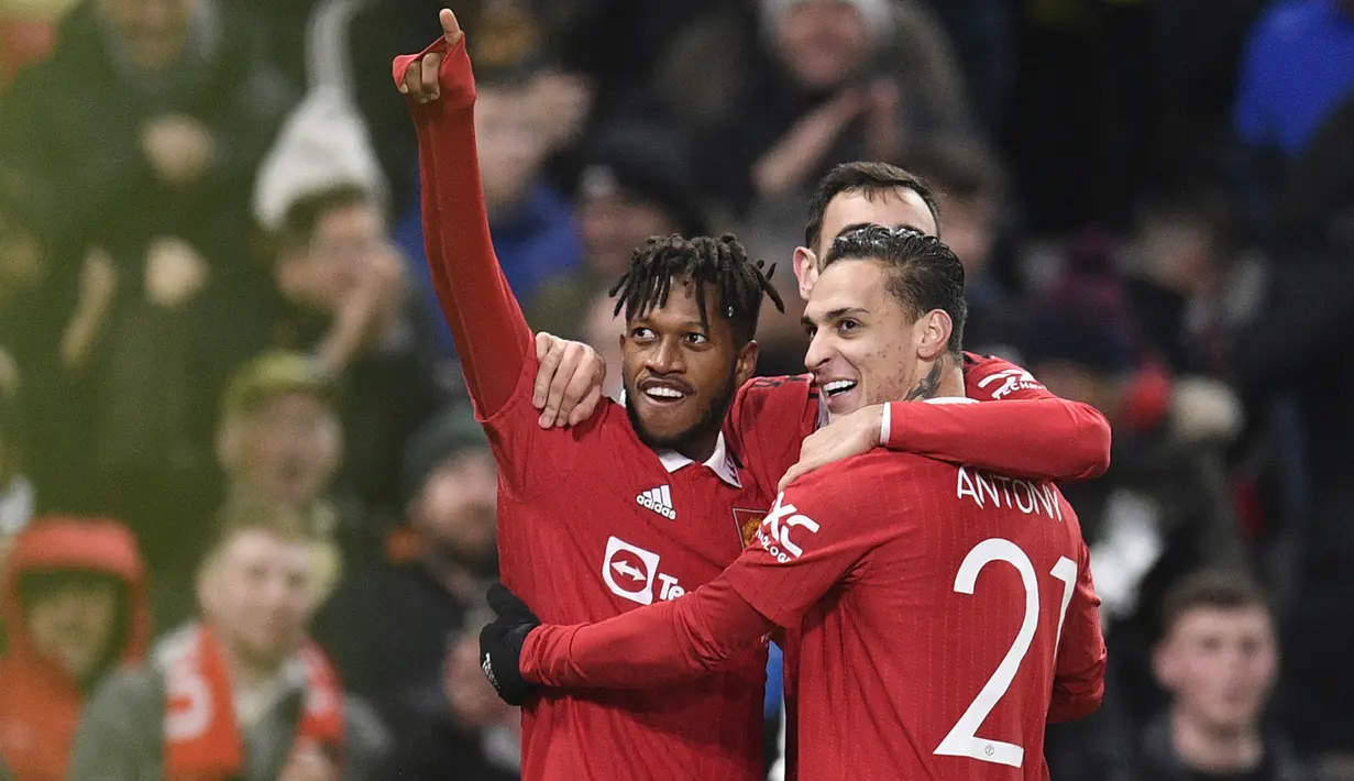 Manchester United langsung memanfaatkan keunggulan jumlah pemain. Hanya berselang semenit sejak diusirnya Andy Carroll, Fred membuat tuan rumah memimpin 3-0 berkat gol cantiknya. Menerima umpan matang bruno Fernandes, Fred mampu menjebol gawang Reading lewat gol berkelas melalui tumitnya. (AFP/Oli Scarff)