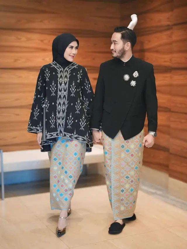 6 Gaya Syahnaz Sadiqah Kenakan Kebaya Tenun dan Hijab Berpose Bareng Suami, Pancarkan Aura bak Ibu Pejabat