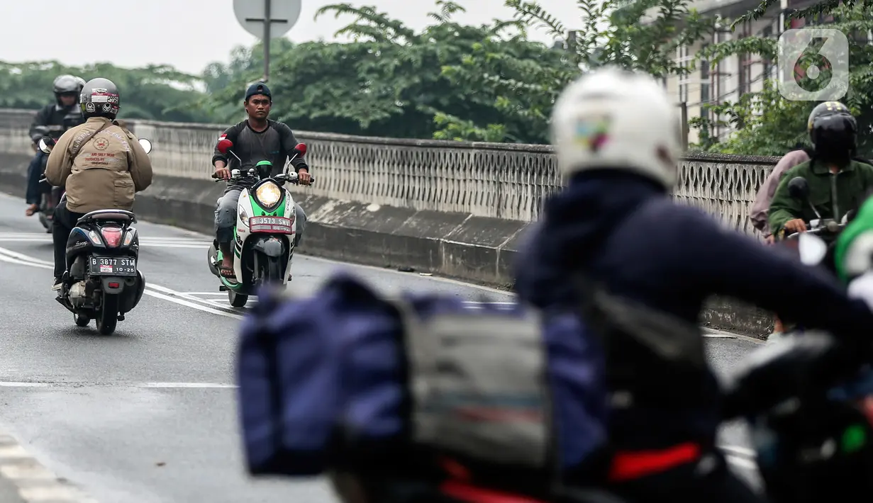 Warga menggunakan sepeda motor melintasi jalan Bintaro Permai, Jakarta, Rabu (15/6/2022). Korps Lalu Lintas (Korlantas) Polri menghimbau kepada masyarakat khususnya pengguna motor untuk tidak menggunakan sandal dan celana pendek saat berkendara dikarenakan,sandal jepit tidak akan melindungi bagian kaki pengendara. (Liputan6.com/Johan Tallo)
