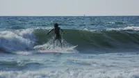 Surfing Di Pantai Duduk, Senggigi. (Foto by: Hans Bahanan)