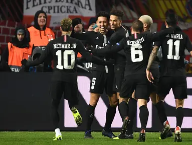 Selebrasi pemain PSG usai Edinson Cavani mencetak gol pertama PSG ke gawang Red Star Belgrade pada laga lanjutan Grup C Liga Champions yang berlangsung di stadion Rajko Mitic, Rabu (12/12). PSG menang 4-1 atas Red Star Belgrade. (AFP/Franck Fife)