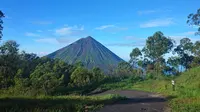 Pemandangan indah Gunung Inerie di Pulau Flores. (Foto: Shutterstock)