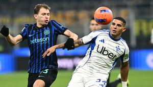 Inter Milan saat bertemu Como di ajang Liga Italia 2025/2026. Tampak bek Como Diego Carlos (kanan) berduel dengan gelandang Inter Milan Nicolo Barella. (Stefano RELLANDINI / AFP)