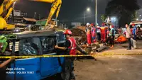 Seorang bocah berinisial I (4) terjatuh ke dalam lubang proyek pembangunan lapangan multifungsi sedalam sekitar empat meter dan baru berhasil dievakuasi setelah perjuangan selama empat jam. (Foto: Istimewa)
