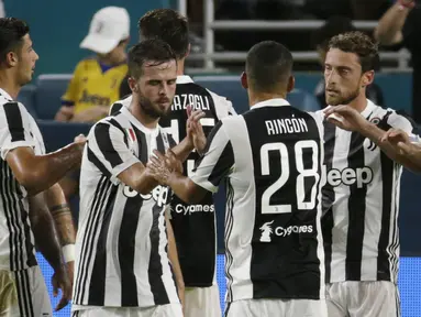 Para pemain Juventus merayakan gol yang dicetak Claudio Marchisio ke gawang Paris St Germain pada laga ICC di Stadion Hard Rock, Florida, Rabu (26/7/2017). Juventus menang 3-2 atas PSG. (AP/Lynne Sladky)