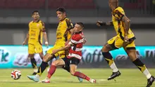 Pemain belakang Persija Jakarta, Van Basty Sousa E Silva (kedua kiri) menahan laju Jordy Hendrik Nicolaus Wehrmann (Madura United) saat pertandingan lanjutan BRI Super League 2025/2026 di Stadion Gelora Ratu Pamelingan, Pamekasan, Madura, Jawa Timur, Jumat (24/10/2025). (Bola.com/Abdul Aziz)
