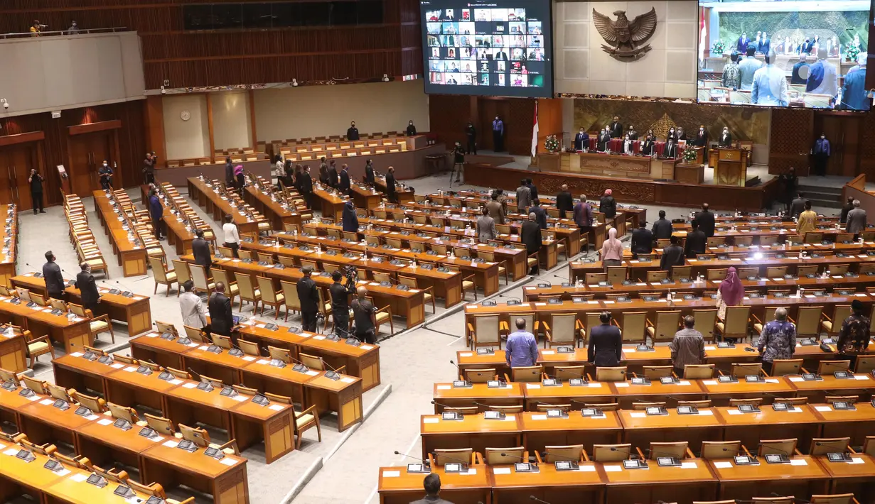 Suasana Rapat Paripurna Pembukaan Masa Persidangan IV Tahun Sidang 2020-2021 di Kompleks Parlemen, Senayan, Jakarta, Senin (8/3/2021). Rapat Paripurna tersebut diikuti oleh 86 anggota DPR yang hadir secara fisik dan 260 orang secara virtual. (Liputan6.com/Angga Yuniar)