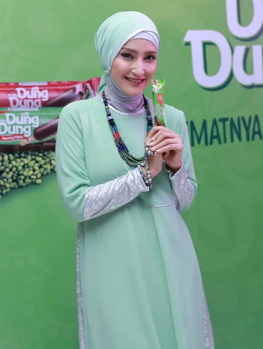 Aktris senior, yang sejak 2001 silam memutuskan berhijab mengaku bersemangat dalam puasa kali ini karena bisa puasa bareng kedua anaknya. (Galih W. Satria/Bintang.com)