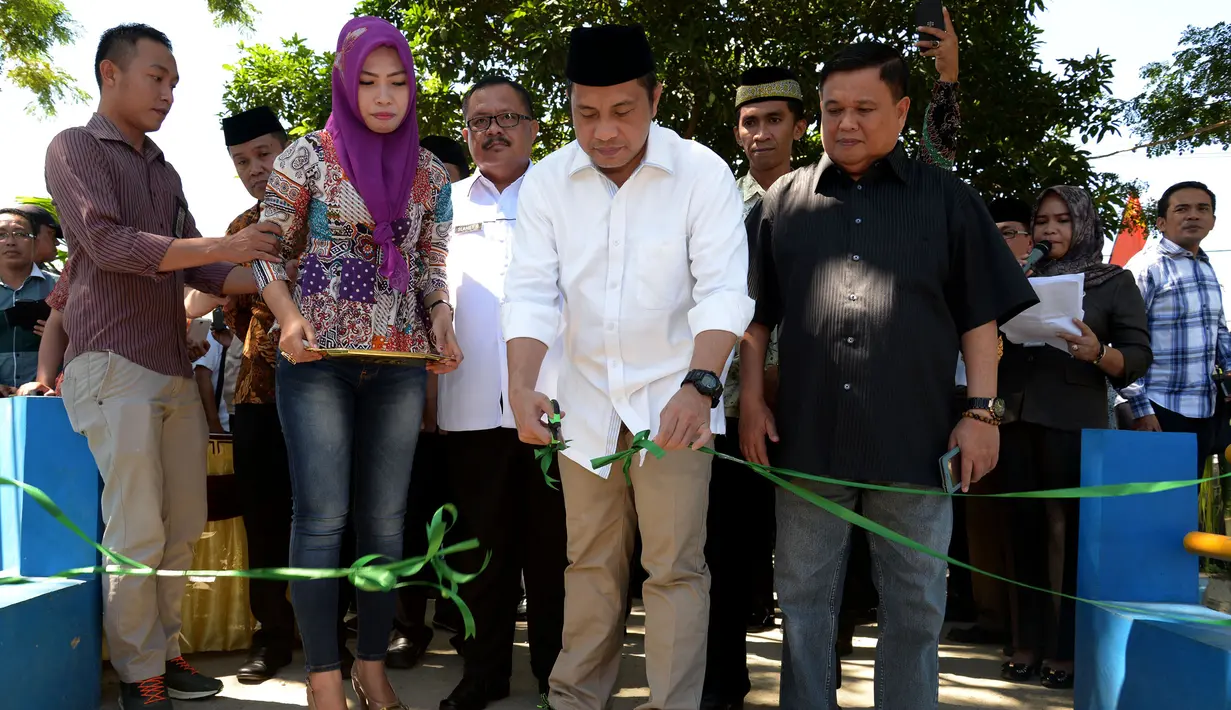 Menteri Desa, PDT dan Transmigrasi Marwan Jafar (tengah) meresmikan jembatan di Desa Huntu Barat, Gorontalo, Minggu (10/1/2016). Pembangunan jembatan ini menggunakan dana desa dengan sistem padat karya. (Foto; Wahyu Wening/Humas Kemendes)