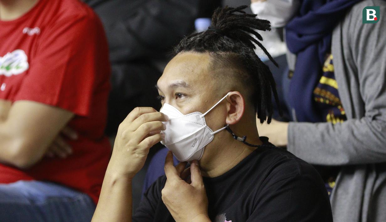 Artis, Augie Fantinus, saat menonton pertandingan Pelita Jaya melawan West Bandits Solo pada laga IBL 2022 di Hall Basket GBK, Jakarta, Jumat (21/01/2022). Bola.com/M Iqbal Ichsan)