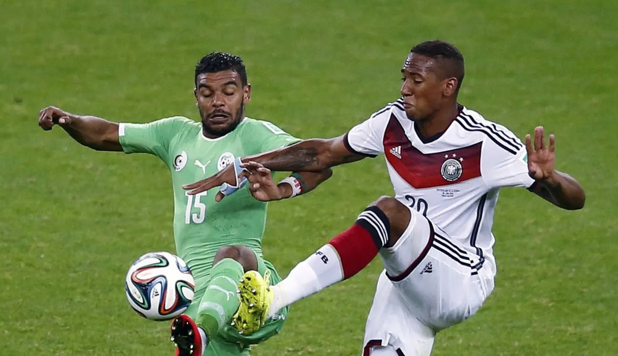 Penyerang Timnas Aljazair, El Arabi Soudani (kiri), berebut bola dengan pemain belakang Jerman, Jerome Boateng, di laga 16 besar Piala Dunia 2014 di Stadion Beira Rio, Porto Alegre, (1/7/2014). (REUTERS/Leonhard Foeger)