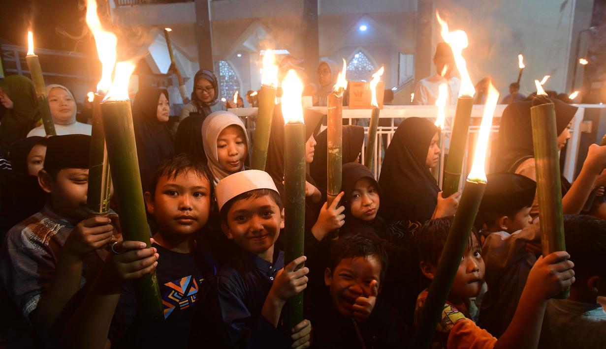 Tradisi tahunan ini menjadi momentum mempererat silaturahmi antar warga serta menumbuhkan semangat kebersamaan, khususnya di kalangan anak-anak dan remaja. Tampak dalam foto, anak-anak saat mengikuti pawai obor di kawasan Cinere,  Depok, Senin (16/2/2026). (merdeka.com/Arie Basuki)