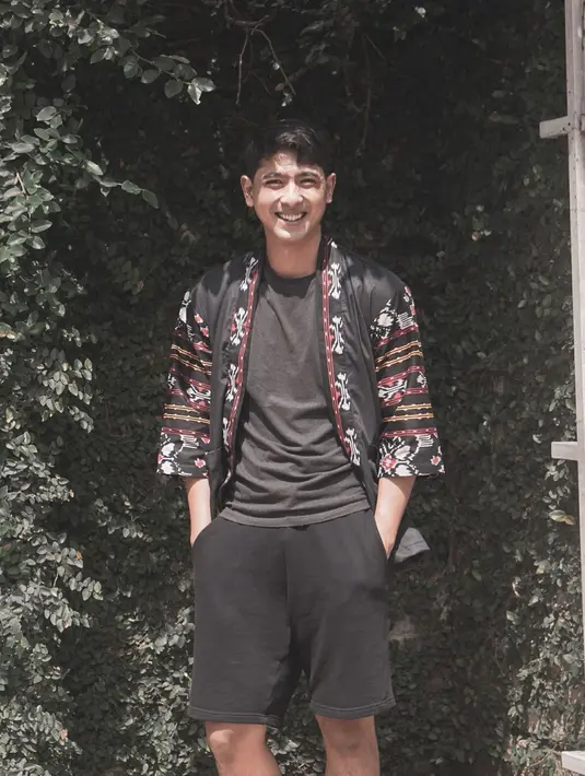 "Penginnya mudik kalau lokasi ada liburnya. Mungkin kalau dari saya sendiri dapat libur bisa sehari atau dua hari sebelum lebaran," kata Arya Saloka di kawasan Pondok Indah, Jakarta Selatan, Sabtu (17/4/2021). (Instagram/arya.saloka)