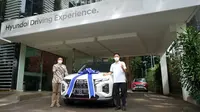 Penyerahan secara simbolis kepada Anthony Sinisuka Ginting sebagai salah satu pelanggan pertama Hyundai Creta di Hyundai Driving Experience, SCBD Lot 19, Jakarta. (HMID)