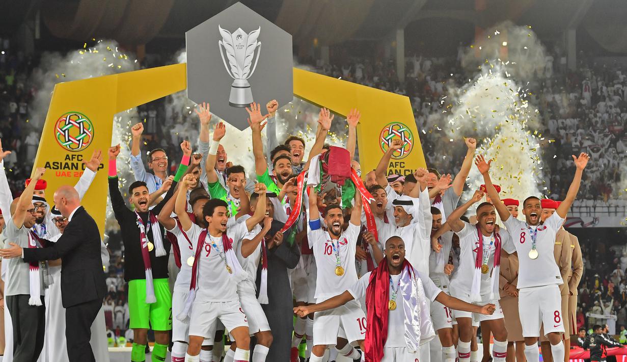 Para pemain Qatar merayakan gelar juara Piala Asia 2019 usai mengalahkan Jepang pada laga final di Stadion Zayed Sports City, Abu Dhabi, Jumat (1/2). Qatar menang 3-1 atas Jepang. (AFP/Giuseppe Cacace)