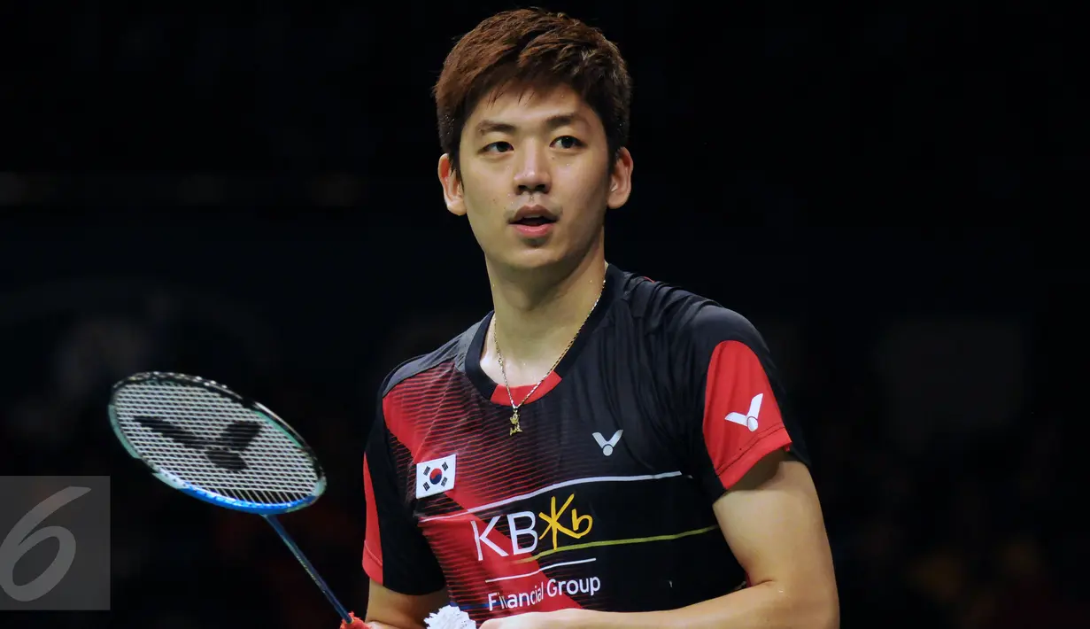 Pebulutangkis ganda putra Korsel, Lee Yong Dae saat laga melawan Chai Biao/Hong Wei (Tiongkok) di final BCA Indonesia Open 2016, Jakarta, Minggu (5/6/2016). Lee Yong Dae/Yoo Yeon Seong unggul 13-21, 21-13, 21-16. (Liputan6.com/Helmi Fithriansyah)
