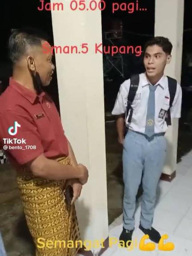 Masih Gelap Gulita, Ini 7 Potret Guru dan Murid di NTT yang Masuk Sekolah Jam 5 Pagi