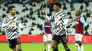 Pemain Manchester United, Marcus Rashford, melakukan selebrasi bersama Bruno Fernandes usai mencetak gol ke gawang West Ham United pada laga Liga Inggris di Stadion London, Minggu (6/12/2020). Setan Merah menang dengan skor 1-3. (Justin Setterfield/Pool Via AP)