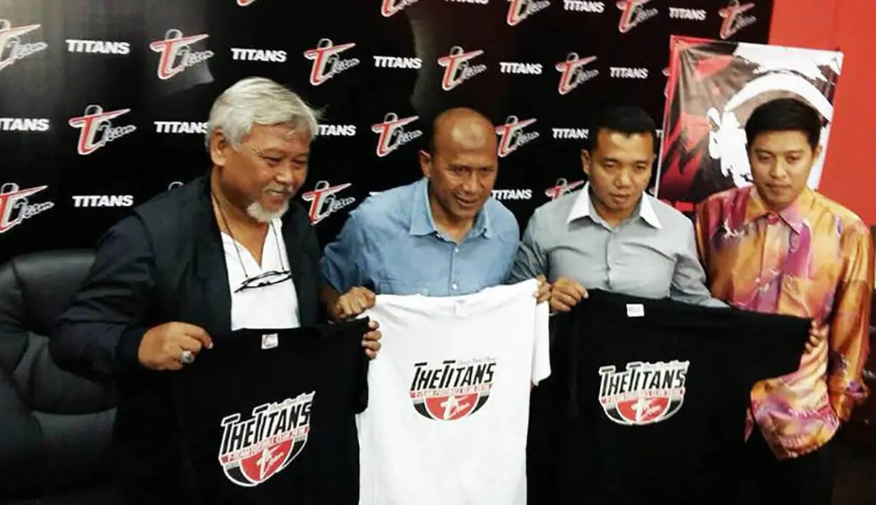 Pelatih asal Indonesia, Rahmad Darmawan (kedua kiri) diperkenalkan sebagai pelatih baru PBDKT T-Team di Malaysia, Kamis (3/12/2015). (Istimewa)