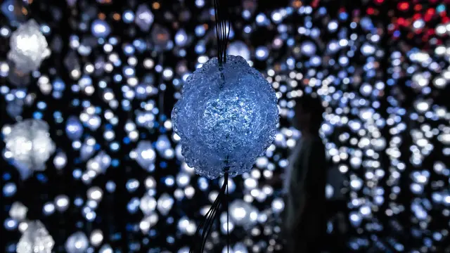 Melihat Instalasi Seni dari 3000 Lampu LED di Hong Kong