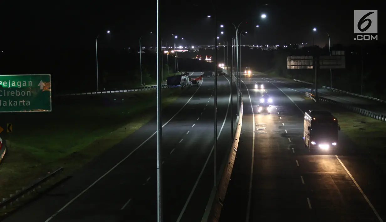Kondisi lalu lintas di ruas Tol Trans Jawa Kilometer 262, Brebes, Jawa Tengah, Jumat (31/5/2019). Dampak dari penutupan satu arah selama arus mudik membuat pengendara yang akan menuju ke Jakarta dialihkan melalui Jalur Pantura. (Liputan6.com/Herman Zakharia)