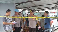 Satreskrim Polres Lampung Tengah saat melakukan olah TKP penemuan jasad anggota kepolisian di dalam kamar losmen. Foto : (Istimewa)