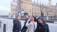 Dimas Anggara, Michelle Ziudith, Adila Fitri, dan Dion Wiyoko saat usai syuting London Love Story hari ke-delapan (sumber foto: Dok. Screenplay films)