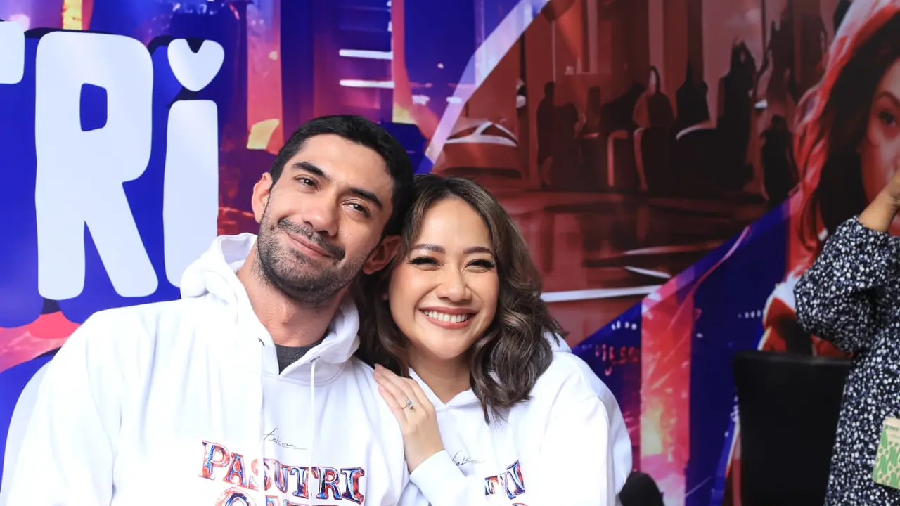 [Fimela] Reza Rahadian dan BCL