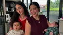 Potret kompak Jessica Iskandar dan Vanessa Lima ketika gendong buah hati. Tak sedikit netizen salah fokus dan menyebut Baby Hagia tetap cantik meski sedang tidur. Terpaut usia 10 tahun, Jessica Iskandar dan Vanessa Lima bak kakak adik. Dari masih sama-sama belum jadi ibu dan kini sudah jadi ibu, Jessica Iskandar dan Vanessa Lima selalu kompak juga tak lepas dari perhatian publik. (Liputan6.com/IG/@inijedar)