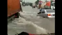 Pengemudi truk ini menyebabkan mobil sedan mati di tengah banjir (FB Motuba)