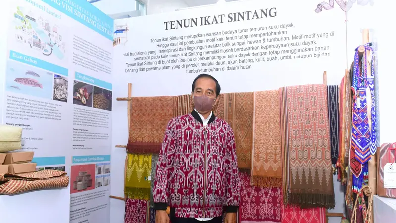 Jokowi membeli sebuah jaket bomber dengan motif tenun Dayak Sintang yang didominasi warna merah. Dia langsung memakai jaket itu untuk meresmikan Bandara Tebelian.