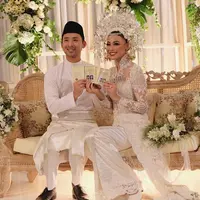 Kabar bahagia datang dari Putri Indonesia 2013 Whulandary Herman yang telah resmi menjadi istri dari Nik Ibrahim, seorang pria yang kabarnya menjabat sebagai Associate Director Investments di perusahaan Ekuinas, Malaysia. (Instagram/thecrownspotlight)