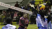 Pevoli PGN Popsivo, Aprilia Manganang, melakukan smash saat melawan Jakarta Pertamina Energi pada final Proliga 2019 di GOR Among Rogo, Yogyakarta, Sabtu (23/2). Popsivo menang 3-2 atas Pertamina. (Bola.com/Yoppy Renato)