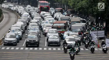 Pengendara sepeda motor melintas di Jalan MH Thamrin, Jakarta, Senin (2/7). Dewan Transportasi Kota Jakarta (DTKJ) sedang mempelajari kajian pembatasan kendaraan roda dua atau sepeda motor dengan sistem ganjil-genap. (Merdeka.com/ Iqbal S. Nugroho)